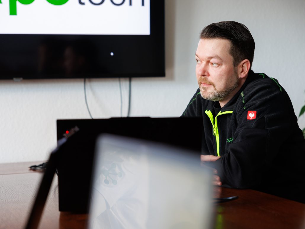 0U6A8203 sapotech-Mitarbeiter am Firmensitz