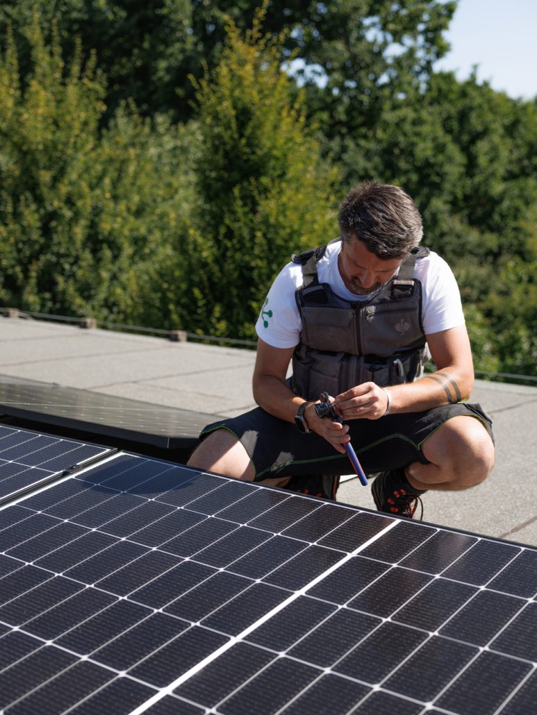 Photovoltaik-Dach-0U6A7459 Montage einer Photovoltaikanlage auf einer gewerblichen Dachfläche.