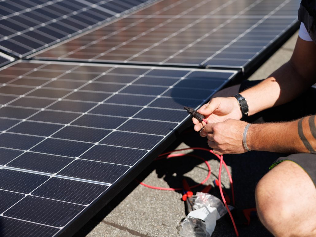 Photovoltaik-Dach-0U6A7467 Montage einer Photovoltaikanlage auf einer gewerblichen Dachfläche, Nahaufnahme.