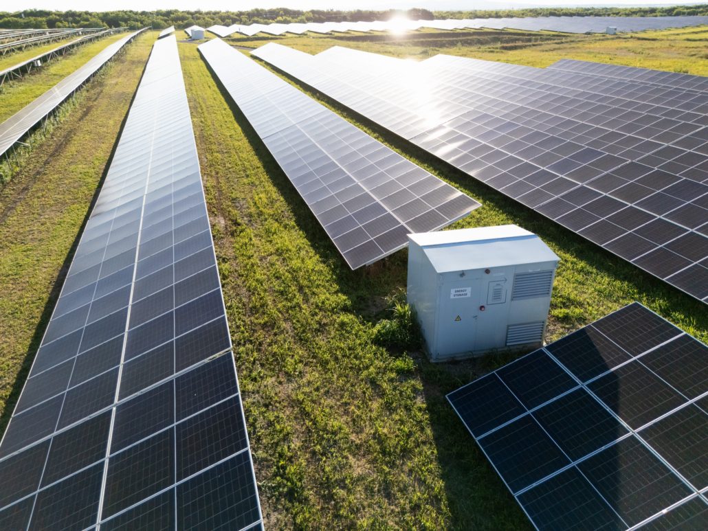 Photovoltaikanlage mit Energiespeicher auf einem großen Feld