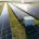Photovoltaikanlage mit Energiespeicher auf einem großen Feld