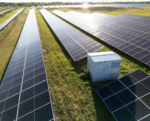 Photovoltaikanlage mit Energiespeicher auf einem großen Feld