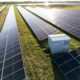 Photovoltaikanlage mit Energiespeicher auf einem großen Feld